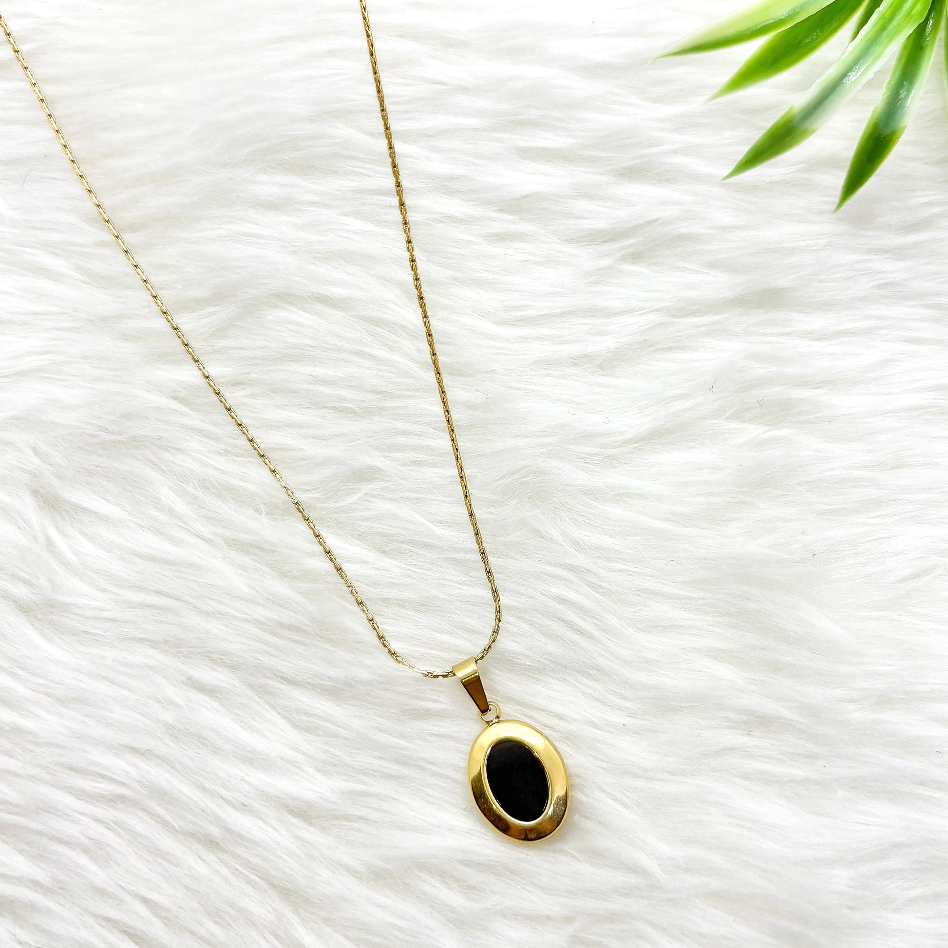Noir Oval Pendant Necklace