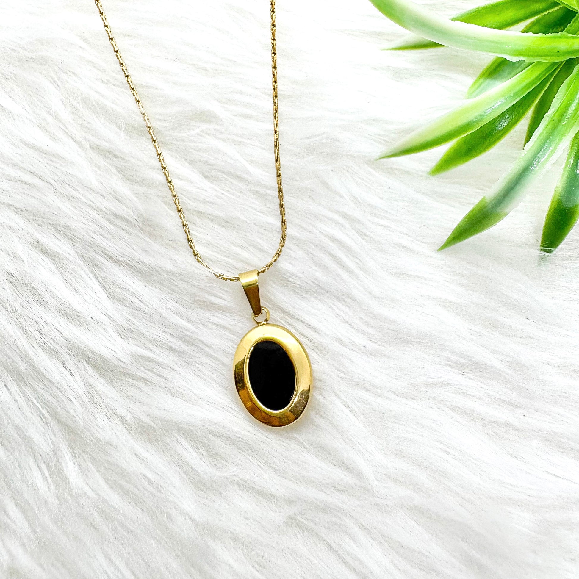 Noir Oval Pendant Necklace