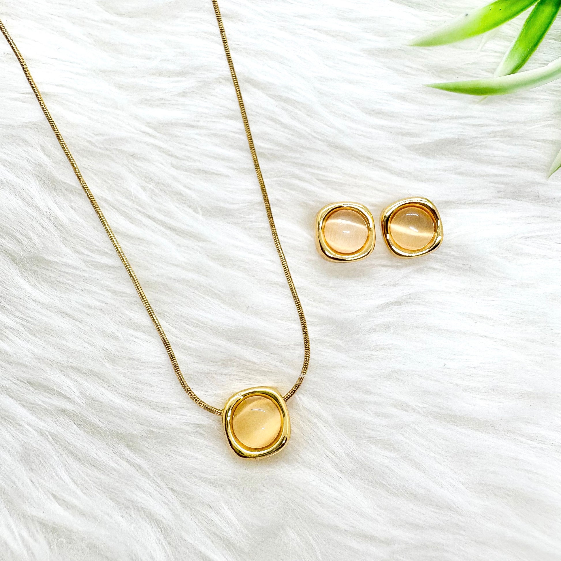 Monalisa Pendant & Studs Jewelry Set