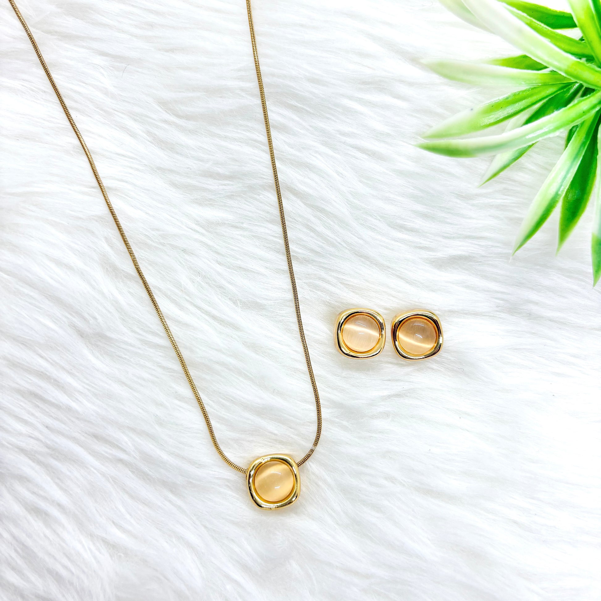 Monalisa Pendant & Studs Jewelry Set
