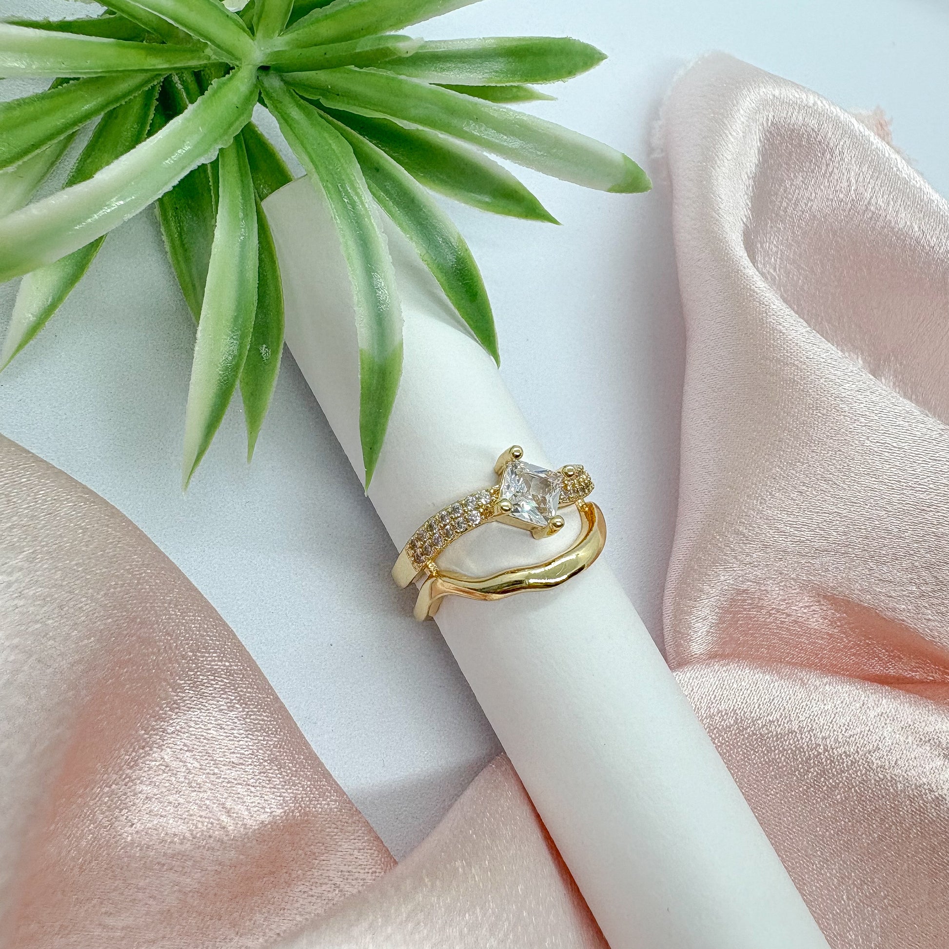 Wavy Luxe Ring (Adjustable)
