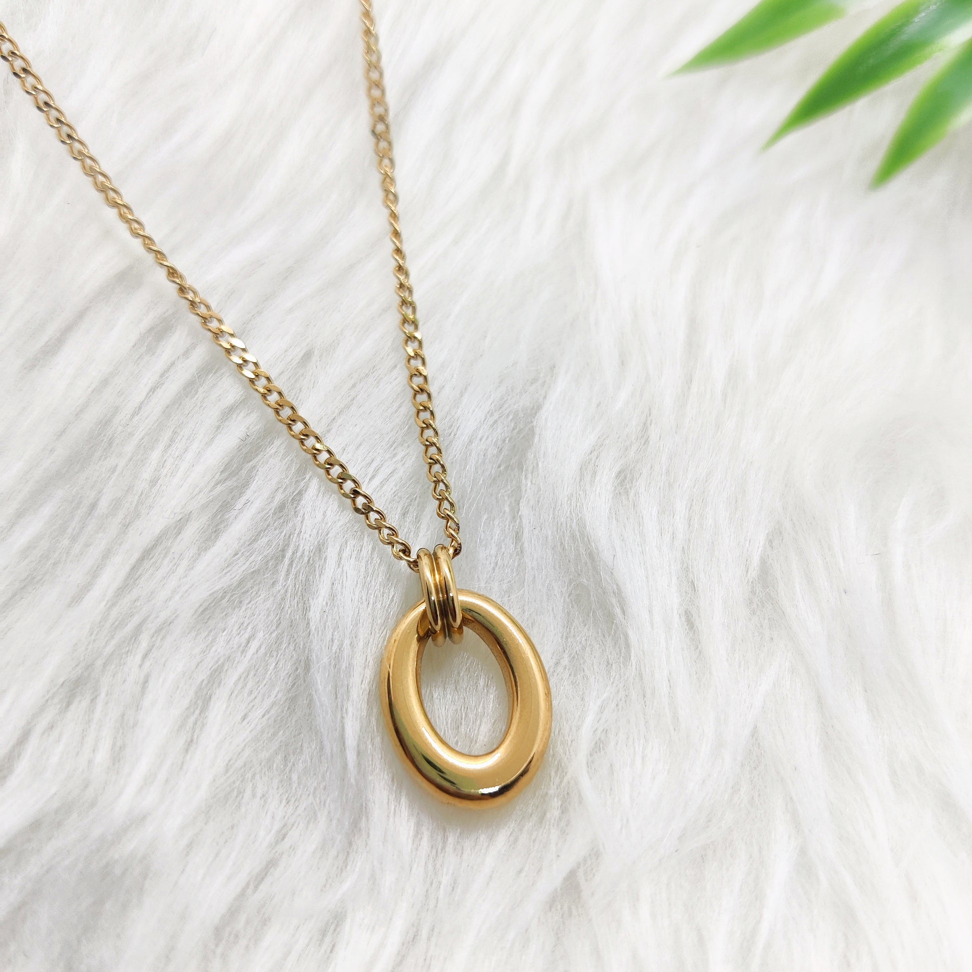 Simply Oval Necklace