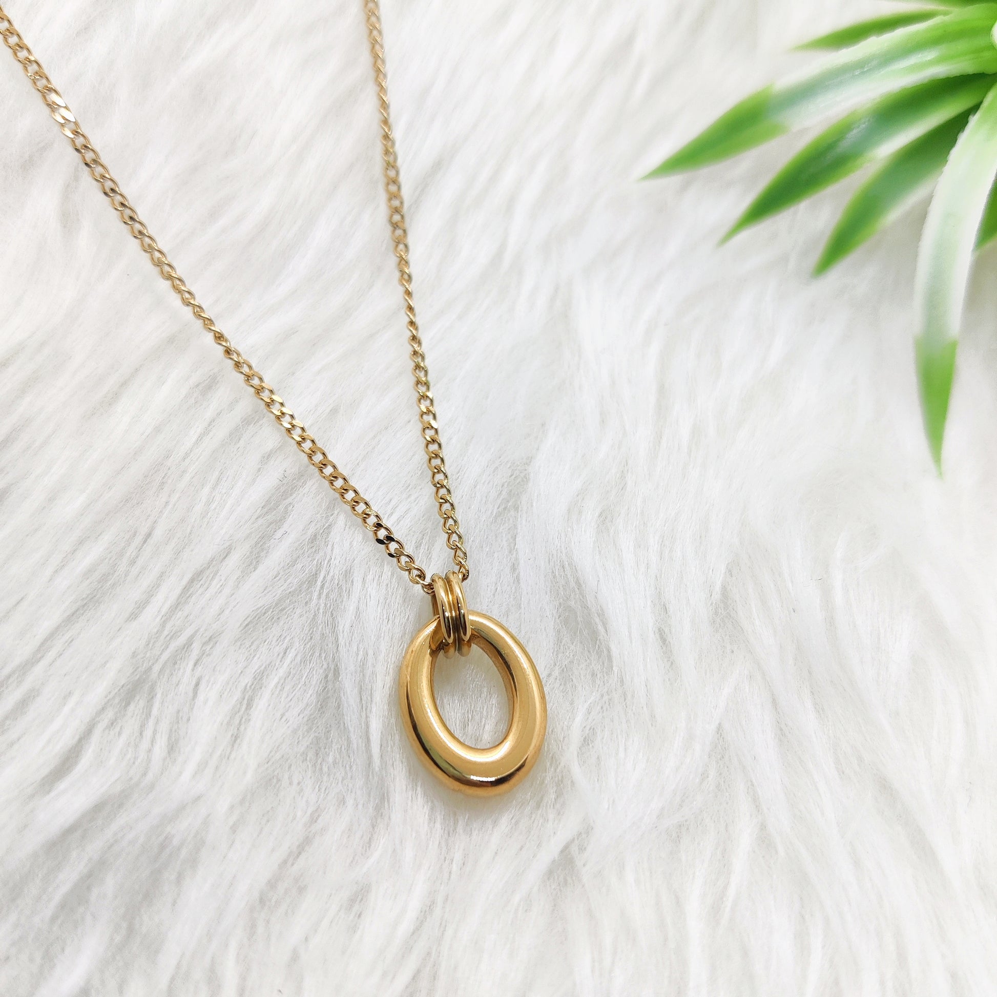 Simply Oval Necklace